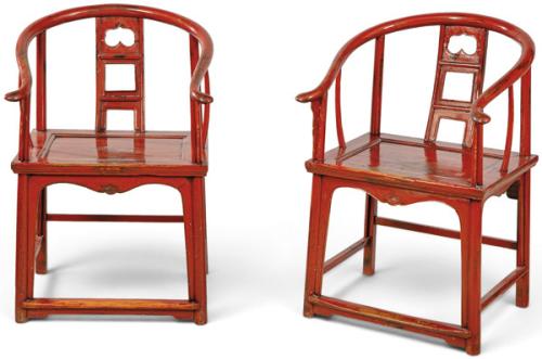  Pareja de sillones chinos con respaldo de herradura, de madera lacada en rojo, Dinastía Qing ff. S. XIX pp. S. XX.