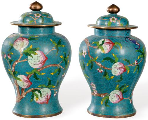  Pareja de tibores chinos de esmalte cloisonné, Dinastía Qing h. 1900.