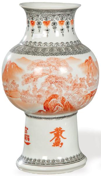  Jarrón de porcelana china en negro y rojo de cobre, con marca apócrifa de Qianlong, Periodo República h. 1930.