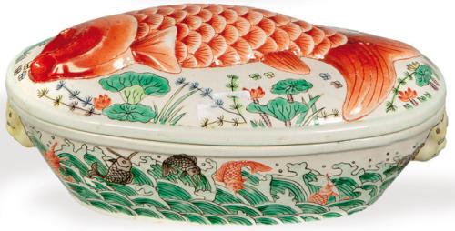  Sopera de porcelana china con carpa en relieve en la tapa, Dinastía Qing, ff. S. XIX.