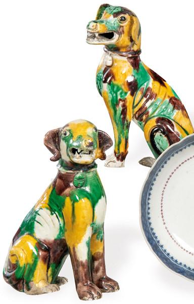  Pareja de perros sentados de porcelana de Compañía de Indias, con vidriado tipo Sancai, época de Qianlong (1736-95)