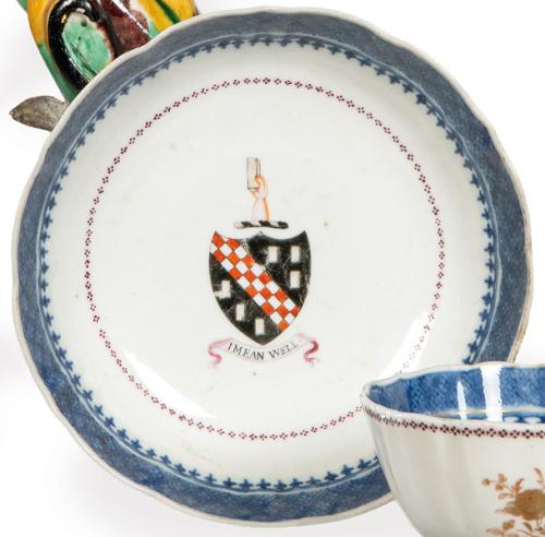  Platillo blasonado de porcelana de Compañía de Indias con esmaltes polícromos, Dinastía Qing, época de Qianlong (1736-95)