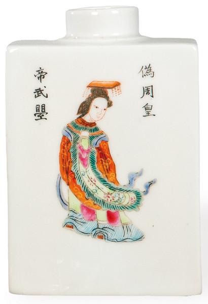  Bote de te de porcelana china con esmaltes polícromos, Dinastía Qing S. XIX