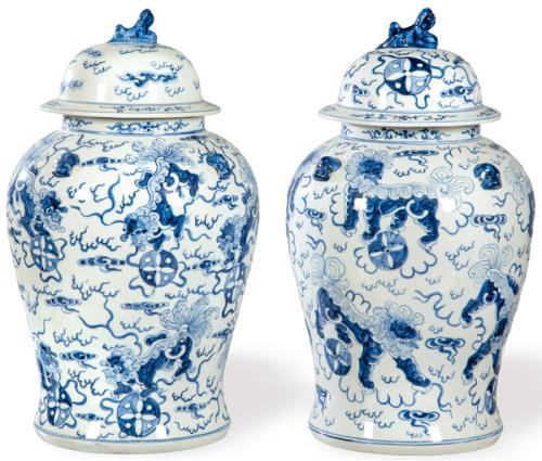  Pareja de tibores de porcelana china azul y blanco con marca de cuatro caracteres en la base "Colección Preciosa de lo Aparentemente Antiguo" o Collección Preciosa de Ruo Shen", Dinastía Qing S. XIX.