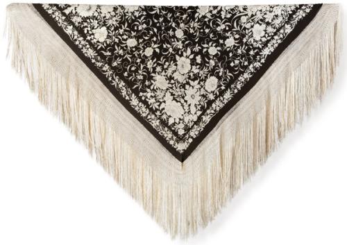  Mantón de Manila en crepé de seda negro con grandes peonías y flores variadas bordadas en blanco.