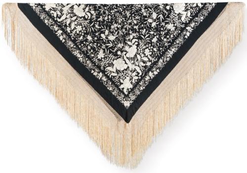  Mantón de manila en crepé de seda color ala de mosca con bordados en blanco de grandes peonías.