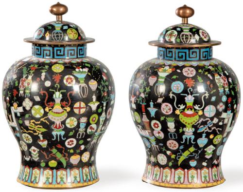  Pareja de tibores chinos de esmalte cloisonné con fondo negro y decoración de símbolos budistas y jarrones, S. XX