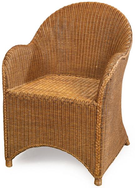  Sillón de mimbre o ratán, de línea envolvent, con respaldo alto curvo, y brazos integrados.