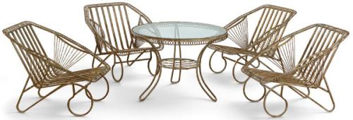  Conjunto de jardín americano formado por 4 sillas bajas de estructura metálica con perfil envolvente y asiento de varillas rectas, articulada por un marco perimetral calado de motivo circular repetido. Y mesa con tapa de cristal sobre soporte metálico, co