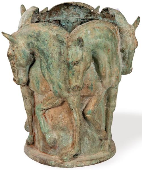  Jarrón Art Deco de hierro colado con decoración de caballos en relieve h. 1930.