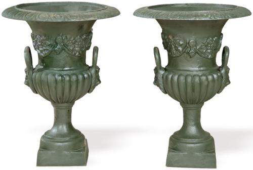  Pareja de copas tipo Medici de hierro colado y pintadas en verde.