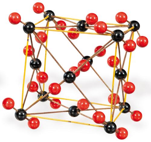  Modelo químico educativo soviético de red cristalina del dióxido de carbono (CO₂) en estado sólido (hielo seco) en hierro pintado h. 1950.