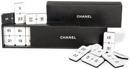  CHANEL. Dominó regalo Vip en su caja.