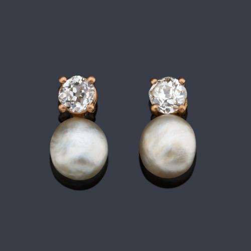  Pendientes cortos con pareja de perlas (posiblemente finas) de aprox. 7,08 mm y 7,46 mm con dos diamantes talla 'old cut' de aprox. 1,20 ct en total. Circa 1900.