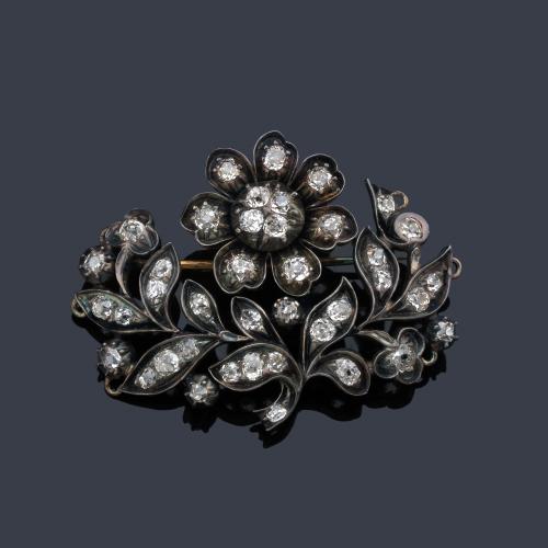  Broche de diseño floral con diamantes talla antigua de aprox. 2,40 ct en total. Sig. XIX.
