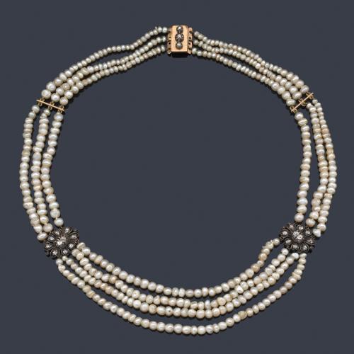  Collar Victoriano de perlas de río 'granos de arroz' con dos broches intercalados en oro rosa de 18 K con vista en plata y diamantes talla antigua, sig. XIX.