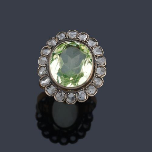  Anillo con espinela sintética talla oval de aprox. 6,04 ct con orla de diamantes talla rosa. Circa 1910.