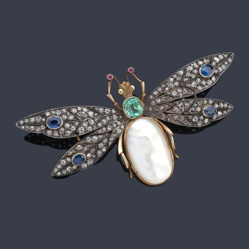  Broche en forma de abejorro con diamantes talla antigua y holandesa, esmeralda talla cushion, cuatro zafiros ovales y madreperla.