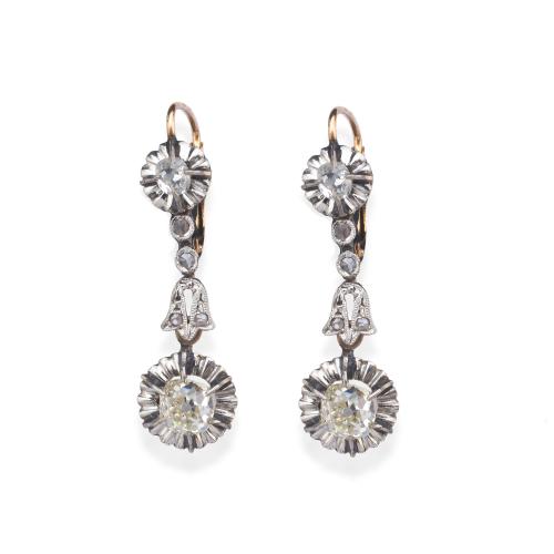  Pendientes largos con pareja de diamantes Old Mine de aprox.  0,80 ct en total. Años 30.