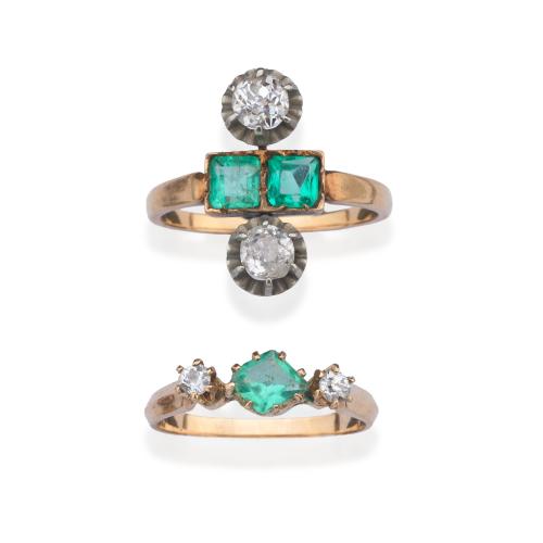  Dos anillos en oro amarillo de 18 k con esmeraldas y diamantes talla antigua, sig. XIX.