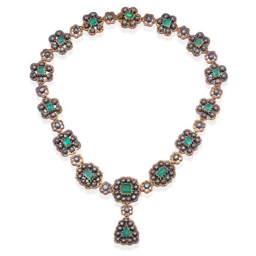  Collar época Isabelina con esmeraldas de aprox. 18,50 ct en total orlados con diamantes talla rosa. Circa 1850.