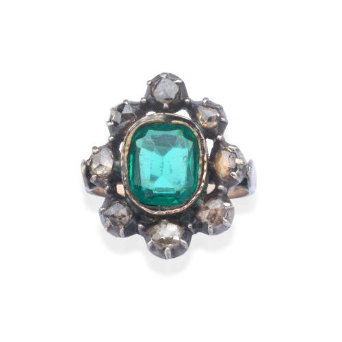 Anillo en plata con esmeralda sintética y orla de diamantes talla rosa con montura realizada en plata.