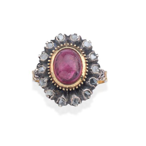  Anillo de turmalina talla cabujón y orla de diamantes talla rosa, sig. XIX.