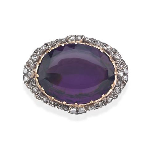  Colgante con gran amatista talla oval enmarcada con diseño calado con diamantes talla rosa. Ppios S.XX.