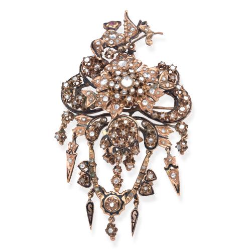  Broche 'Devant Corsage' con diamantes talla rosa y holandesa simple sobre montura de oro rosa de 18K. S. XVIII-Ppios XIX.