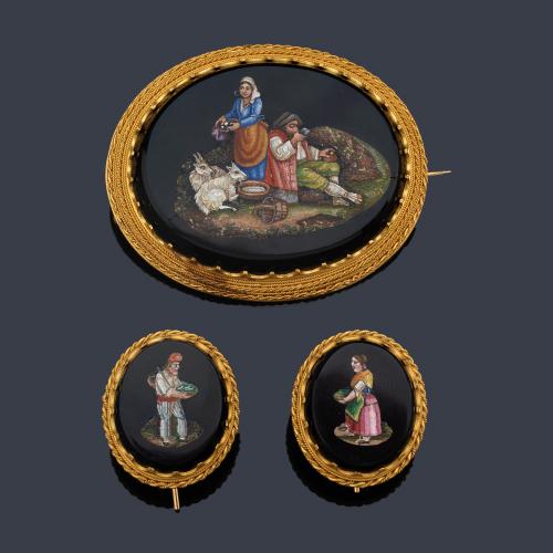  Broche y pendientes largos con diseño de micromosaico con escena pastoril. Ppios S. XX.