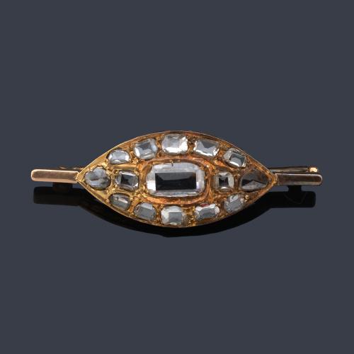  Broche sig. XIX presenta diseño navette con diamantes talla holandesa.