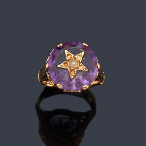  Anillo época Isabelina con amatista con detalle de estrella en el centro, en oro amarillo de 18 K, sig. XIX