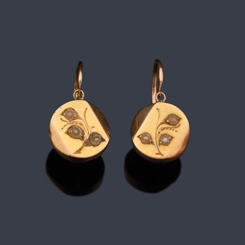  Pendientes cortos en oro rosa de 18 K con tres perlitas, sig. XIX.