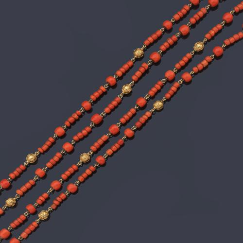  Collar largos con cuentas de coral facetado con avellanas intercaladas, sig. XVIII.