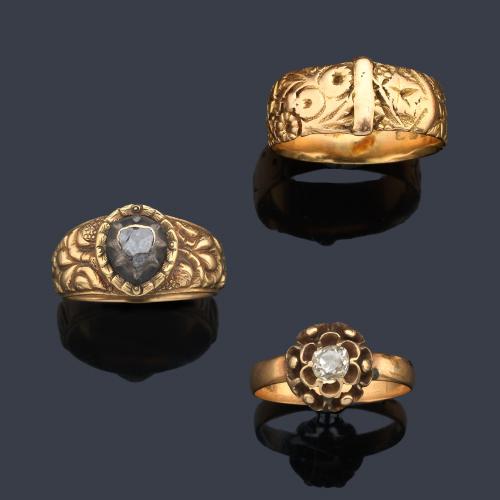  Lote con tres anillos, dos de ellos con diamantes talla antigua realizados en oro amarillo de 18K. S. XIX.