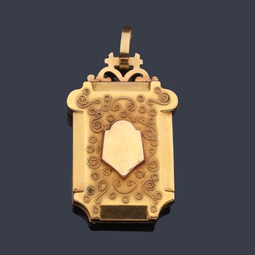  Colgante guardapelo Victoriano en oro amarillo de 18 K, sig. XIX.