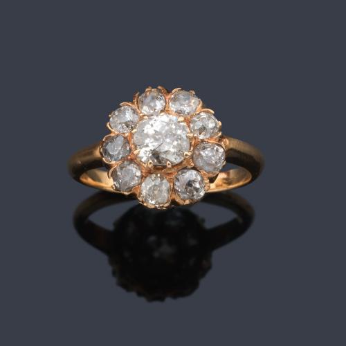  Anillo con diseño rosetón de diamantes talla antigua de un peso total aprox. 1,10 ct, sig. XIX.