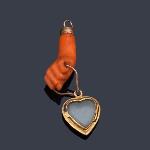  Colgante en forma de higa realizada en coral y un colgante - portafotos en forma de corazón.