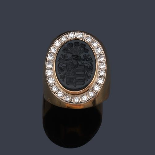  Anillo sello con escudo heráldico en ónix y orla de brillantes de aprox. 1,50 ct.