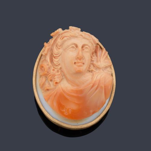  Broche - colgante con motivo de camafeo con busto femenino clásico realizado en coral tallado.