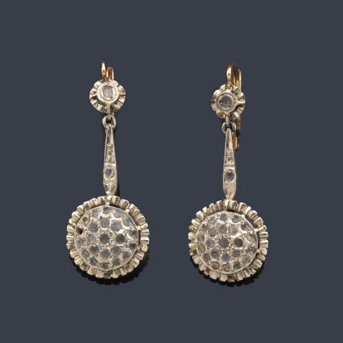  Pendientes largos con remate en forma de rosetón con zafiros blancos. Años 30.