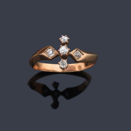  Anillo con cinco diamantes talla antigua en montura de oro rosa de 18K. Circa 1910.