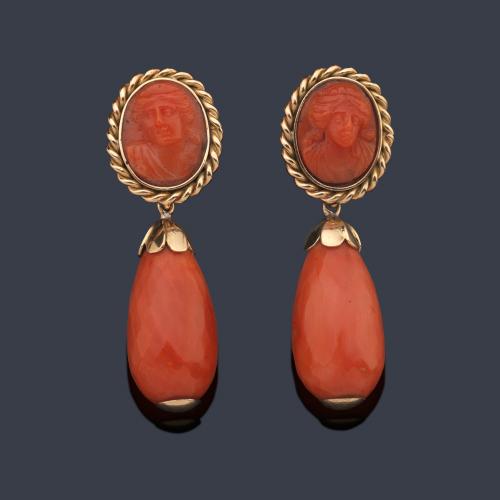  Pendientes largos con pareja de camafeos tallados en coral y remate de chupones en coral facetado, sig. XIX.