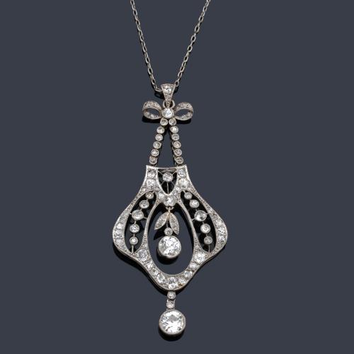 Colgante - pendentif 'Belle époque' con diseño de lazada con diamantes talla 'old cut' y rosa de aprox. 1,65 ct en total. Circa 1910.