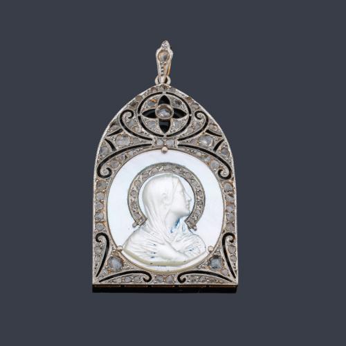  Medalla devocional época 'Art Decó' con la imagen de La Virgen realizada en nácar enmarcado con decoración de diamantes talla roda. Circa 1920.