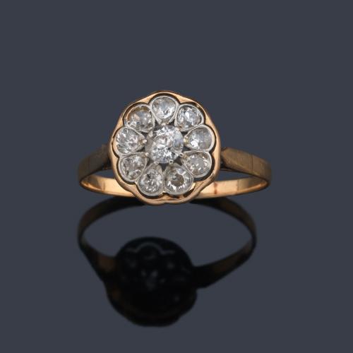  Anillo con rosetón de diamantes talla antigua de aprox. 0,70 ct en total. Años 30.