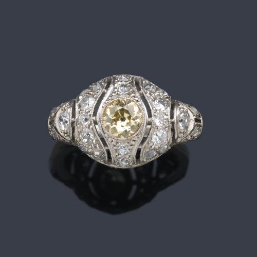  Anillo bombé con diamante central aprox. 0,50 ct con diamantes talla rosa en montura de platino.