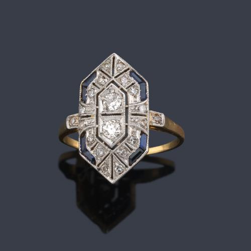 Anillo lanzadera con diamantes talla sencilla y zafiros calibrados en montura de oro amarillo de 18K y vista en platino.