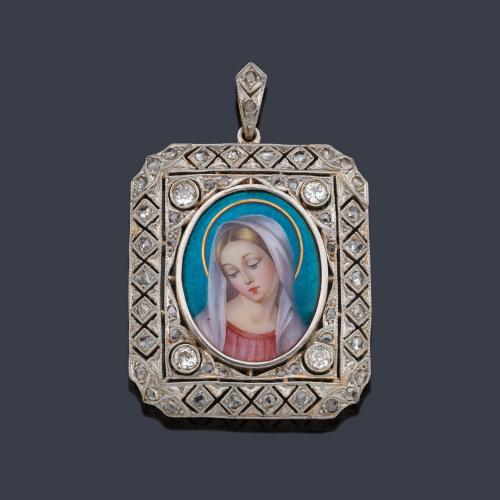 Medalla devocional Art Decó con la imagen de la Virgen en esmalte policromado y diamantes, circa 1920.