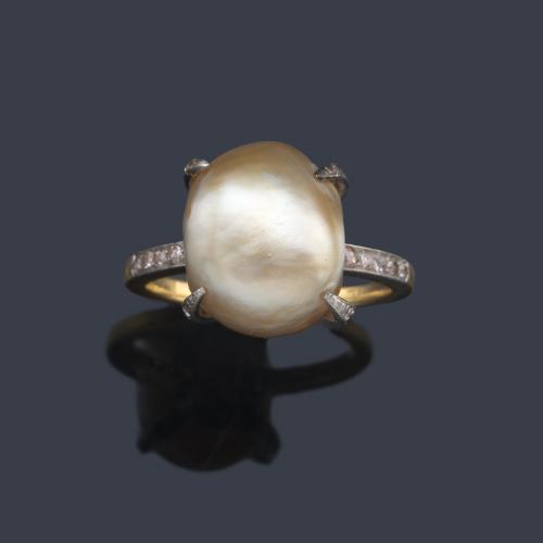  Anillo con perla fina (natural) en montura de oro amarillo de 18K. Certificado GCS.